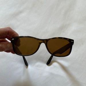 Ray Ban New Wayfarer sunglasses. Unisex. Made in Italy